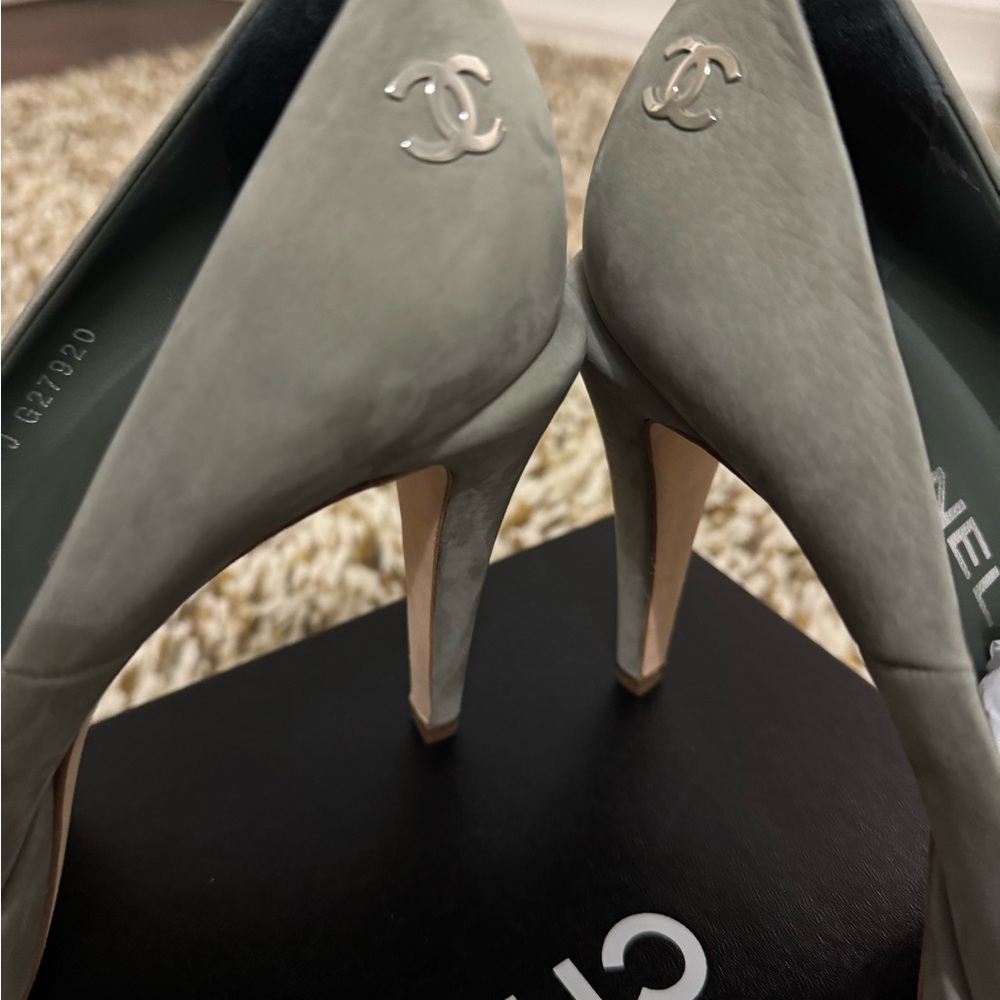 Chanel Women's Khaki/Grey Pumps BRAND NEW, tried on once - Picture 5 of 5